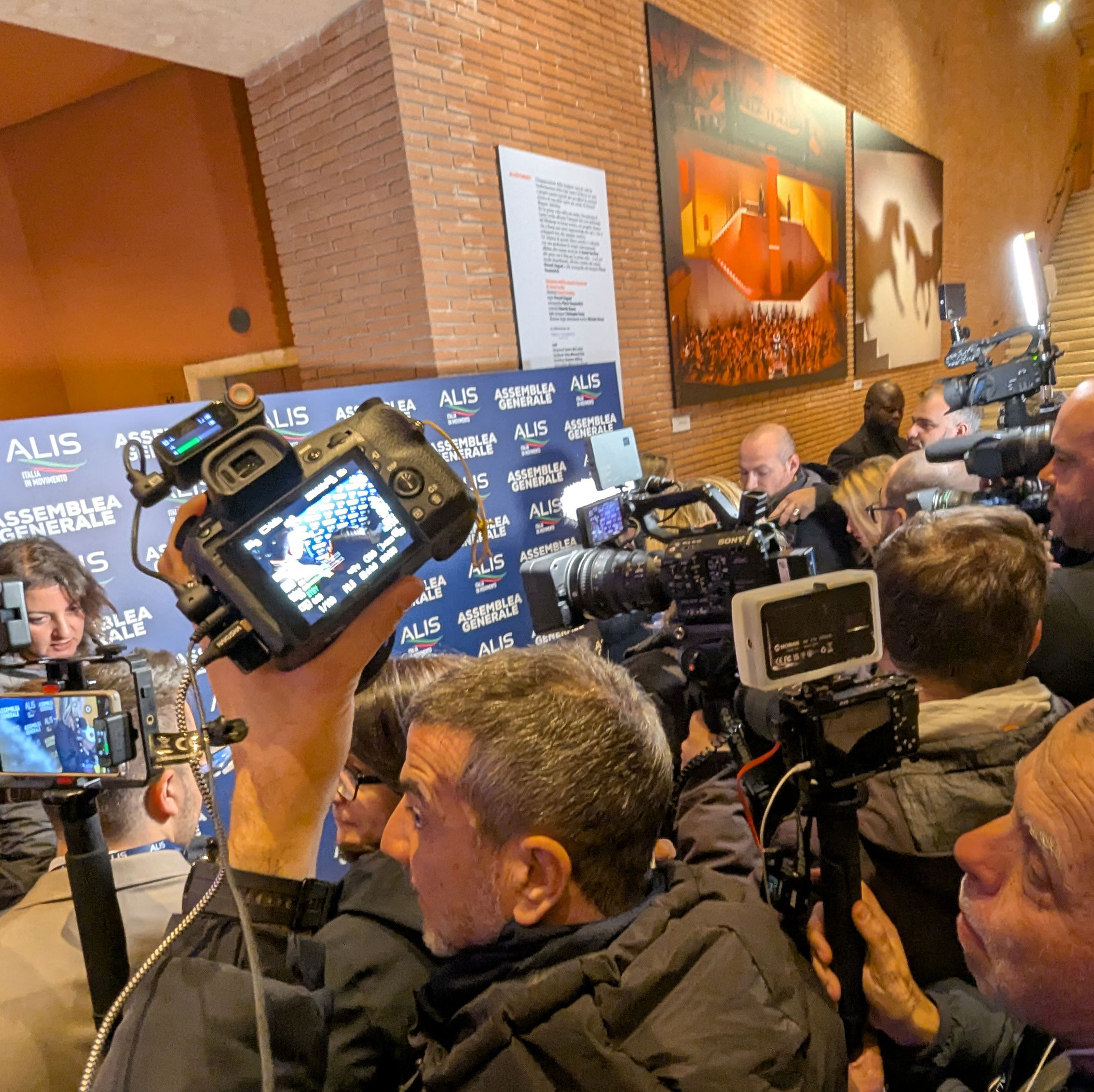 Dietro le quinte della città di Gela. Il nuovo format di attualità, cronaca e politica, sport di Nova TV Italia.