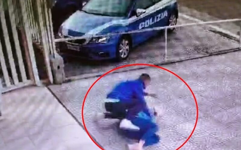 Lei chiede aiuto alla Polizia, lui la massacra davanti il commissariato