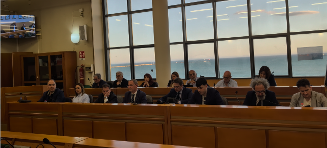 Si alza il sipario sul “tavolo progressista” già “viziato” dai veti di “PeR – Controcorrente”: oggi il vertice