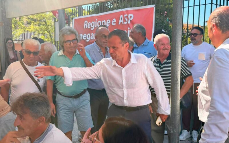 Caos alleanze, De Luca scuote la politica tra stoccate, abbracci a sorpresa e primarie