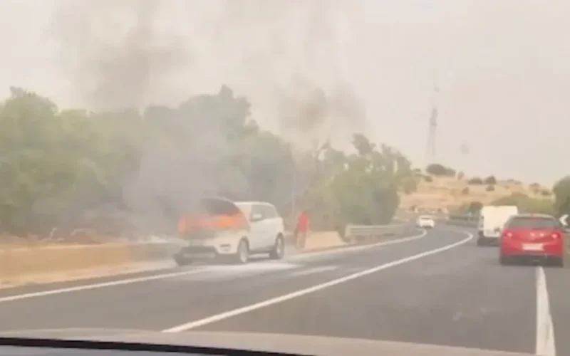 Range Rover in fiamme sulla Statale 115 tra Modica e Ragusa