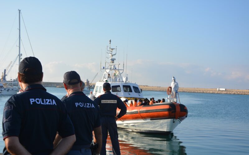 Sbarco a Pozzallo, fermati due presunti scafisti: tra i 21 migranti anche 10 minori