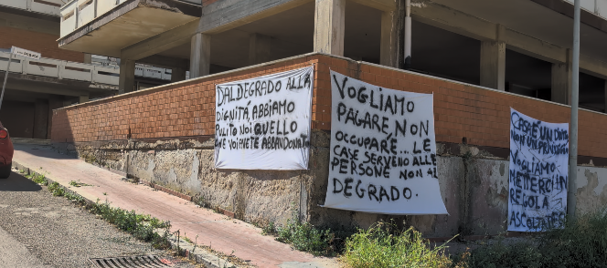 Le proteste continuano a Palazzo di Città: decine di famiglie rischiano di perdere casa