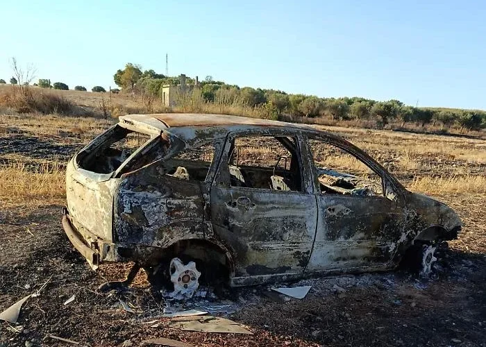Auto incendiata e abbandonata nelle campagne di Vittoria: il ritrovamento vicino al Parco di Serra San Bartolo