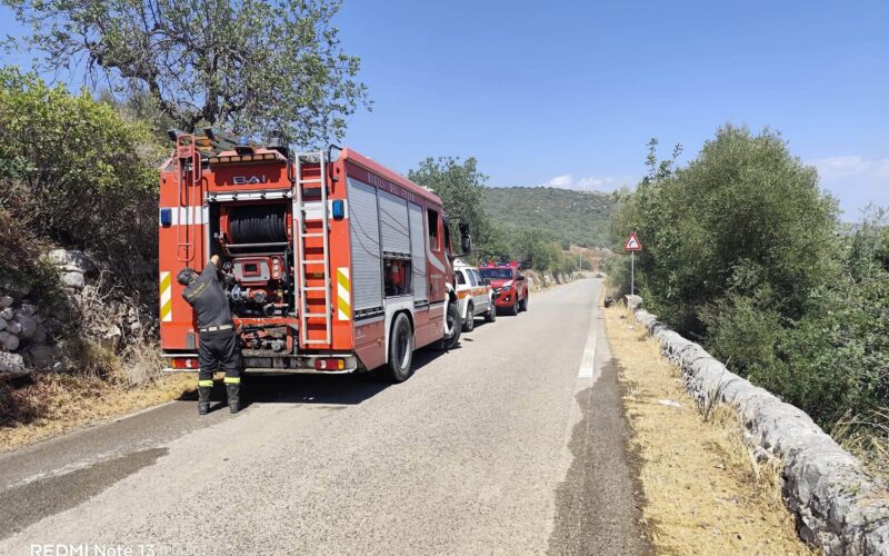 Fiamme lungo l’ex SP 117, incendio domato dopo oltre due ore